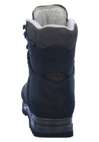 Hochformatigen Wanderschuh aus dunkelblauem Wildleder mit gepolstertem Schaft, verstärkten Ösen und dicker schwarzer Gummisohle. Enthält Perforationen für Atmungsaktivität.
