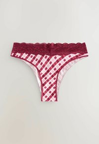 Damesstring met kantaccenten en een bordeauxrode tailleband. Heeft een roze en bordeaux gecontroleerd patroon met diagonale lijnen.