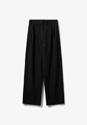 Juodos plačios kelnės su baltomis juostelėmis, raukšlėta priekyje ir juosmeniu su diržo kilpelėmis. Lygus audinys su struktūrizuotu dizainu.