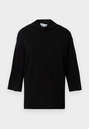 Zwarte gebreide trui met een hoge kraag en korte, brede mouwen. Glad textuur, minimalistisch ontwerp en vierkante vorm.