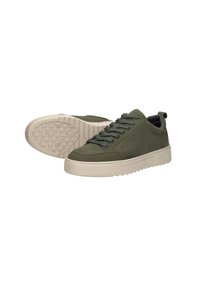 Groene suede sneakers met een textuur van witte rubberen zool, ronde neus en platte veters. Voorzien van een trekband op de hiel voor gemakkelijk aan- en uittrekken.