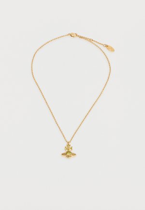 Auksinė grandinėlė su mažu išraiškingu žaliu ir auksiniu planeto formos pakabuku ir vėžiuko tipo užsegimu.