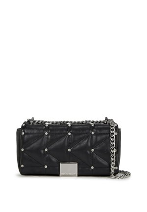 Borsa in pelle trapuntata nera con hardware argentato, dotata di tracolla a catena e decorazioni in cristallo sui pannelli. Forma rettangolare.