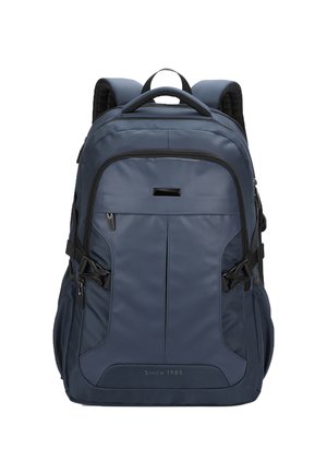 Zaino blu navy con finitura testurizzata, scomparti multipli, cerniere nere, spallacci imbottiti e un logo sul davanti.