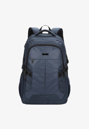 Zaino blu navy con finitura testurizzata, scomparti multipli, cerniere nere, spallacci imbottiti e un logo sul davanti.