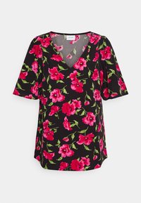 Blusa preta com padrão floral, apresentando flores em rosa e verde, mangas curtas, decote em V e um corte descontraído. Tecido suave com uma textura leve.