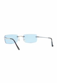 Occhiali da sole rettangolari con tonalità blu e montatura in metallo. Ponte sottile in argento e naselli, bracci in plastica nera con una leggera curvatura.