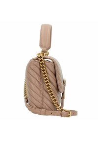 Beige leren handtas met een gequilt ontwerp, gouden schouderband en een afneembare handgreep. Heeft een gladde textuur en een gestructureerde vorm.