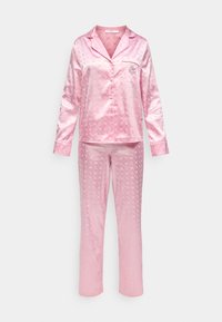 Rosa Satin-Pyjama-Set mit einem Hemd zum Zuschknöpfen, einer Tasche und einer Herz-Stickerei sowie passenden langen Hosen mit einem strukturierten Herzmuster.
