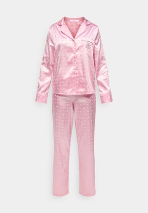 Rosa Satin-Pyjama-Set mit einem Hemd zum Zuschknöpfen, einer Tasche und einer Herz-Stickerei sowie passenden langen Hosen mit einem strukturierten Herzmuster.