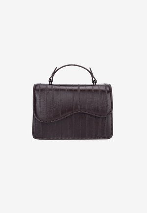 Sac à main en cuir marron foncé avec une poignée courte, un rabat courbé et des rayures verticales texturées sur un fond clair uni.