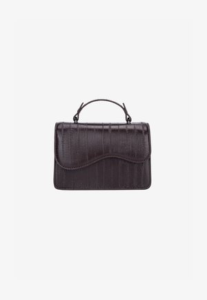 Sac à main en cuir marron foncé avec une poignée courte, un rabat courbé et des rayures verticales texturées sur un fond clair uni.