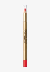 Crayon à lèvres couleur or avec une pointe rouge pointue et un capuchon transparent. Présente un texte en noir indiquant le nom du produit et les détails.
