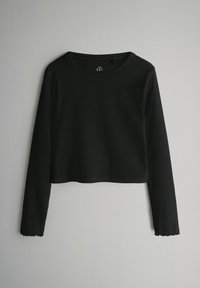 Czarna, długozgłowa crop top wykonana z prążkowanej tkaniny. Posiada okrągły dekolt i falbaniaste mankiety. Prosty, dopasowany krój.