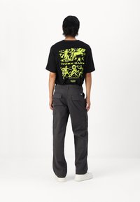 Jack & Jones JJKNOCKOUT WIDE FIT - Cargobukser - asphalt