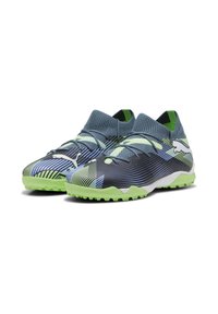 Botas de fútbol elegantes con un patrón abstracto en gris oscuro y azul, acentos verdes, parte superior de punto y suela de goma texturizada para mayor tracción.