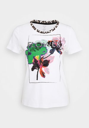 Biała koszula z krótkim rękawem z kołnierzem w panterkę, kolorowym kwiatowym nadrukiem i napisem "FLOWER" na środku przodu.