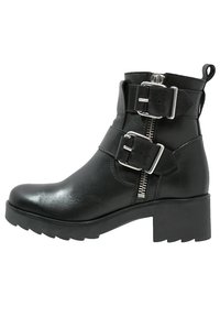 Svart läderankelboot med två justerbara remmar och silverfärgad hårdvara. Har en kraftig klack och en sidogångjärn för enkel påklädnad.