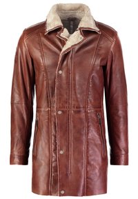 Cappotto lungo in pelle marrone con colletto in shearling crema, bottoni a pressione sul davanti e tasche laterali con zip.