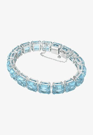 Armbanduhr mit blauen Edelsteinen, die aus quadratisch geschliffenen hellblauen Steinen bestehen, die in einem silberfarbenen Metall gefasst sind und mit einfachen Krappenakzenten verbunden sind. Mit einem sicheren Verschluss ausgestattet.