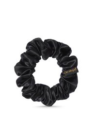 Czarna satynowa scrunchie o gładkiej teksturze i zebranym wzorze. Posiada małą złotą metkę z logo. O okrągłym kształcie do stylizacji włosów.