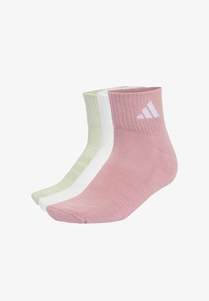 Trzy pary skarpetek do kostki w kolorze różowym, białym i jasnozielonym, z prążkowanym ściągaczem i białym logo Adidas na różowej parze.