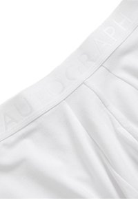 Białe bawełniane bokserki z teksturowanym elastycznym pasem z wytłoczonym napisem "AUTOGRAPH". Miękka, gładka tkanina z zakładkami.