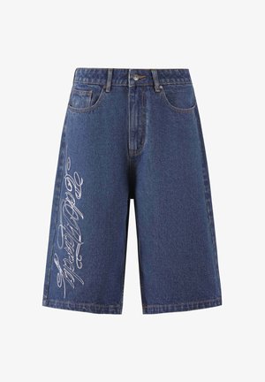 Jeansowe szorty w ciemnym niebieskim kolorze, o prostym kroju, z pięcioma kieszeniami oraz białym, kursywnym haftem na lewym udzie.
