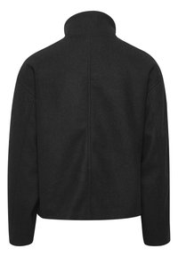 Černá vlna smíchaná s dalšími materiály, kabát s vysokým límcem, spadlými rameny a zkráceným střihem, který se vyznačuje hladkým povrchem a minimálními švy.