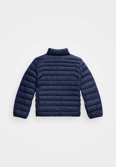 Marineblaues Steppjacke mit hohem Kragen, ausgestattet mit horizontalen, gesteppten Bereichen und elastischen Bündchen. Glatte, glänzende Textur über die gesamte Jacke.