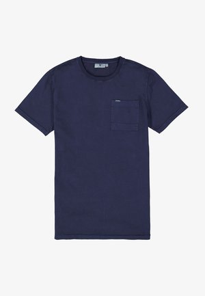 Camiseta de algodón azul marino con cuello redondo, mangas cortas y un bolsillo en el pecho. Presenta un acabado simple y texturizado y costuras reforzadas.