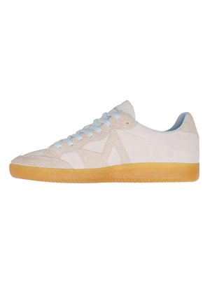 Sneaker bianca a taglio basso con dettagli in suede, lacci azzurri chiari e suola in gomma gialla traslucida, vista laterale su sfondo bianco.