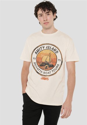 Cremfarbener Baumwoll-T-Shirt mit einem Vintage-ähnlichen Grafikdruck eines Segelboots und einem Sonnenuntergang, mit dem Text "Amity Island Regatta Boat Tours" und "Jaws".