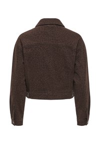 Chaqueta de mezclilla marrón con estampado de leopardo, diseño corto, mangas largas y cierre de botones a presión. Presenta un cuello clásico y yugo en la parte posterior.