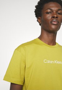 Calvin Klein HERO LOGO COMFORT - Apdrukāts T-krekls - tuscan olive