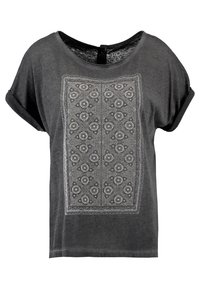 Camiseta gris de manga corta con un escote amplio. Presenta un patrón intrincado blanco en contraste centrado en la parte delantera. Tejido suave y ligero.