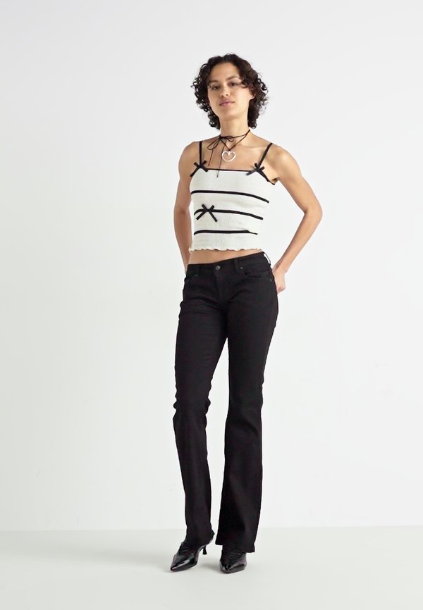 ROXY LOW RISE - Flared Jeans3