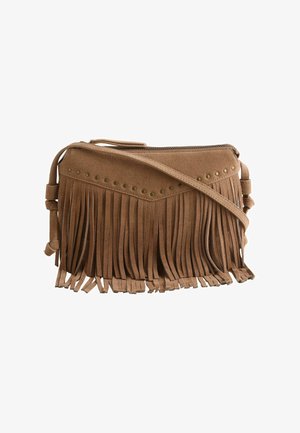 Brun ruskinds crossbodytaske med lange frynser og små metalnitter langs den øverste kant, med lynlås og justerbar rem.
