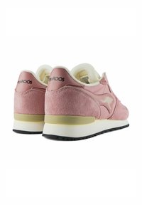 Sneaker atletiche rosa realizzate in pelle scamosciata e pelle, con suola intermedia bianca, suola in gomma nera e dettaglio del logo sul tallone.