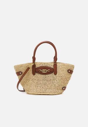 Sac cabas en paille tissée avec poignées en cuir marron, garniture et détail de boucle dorée, doté d'une sangle d'épaule en cuir détachable.