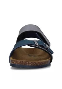 Sandal blu con una larga e liscia fascia in pelle, fibbia regolabile e soletta in sughero texturizzato; suola piatta con una base in gomma scura.