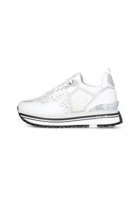 Sneaker bianco con design perforato, dettagli in argento e suola a strisce nere. Presenta una punta rotonda e chiusura con lacci per una vestibilità sicura.