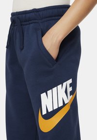 Nike Sportswear CLUB PANT UNISEX - Verryttelyhousut - midnight navy/midnight navy/(white)