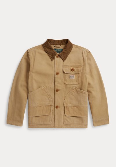 Chaqueta de trabajo color tostado con cuello de pana, cuatro botones frontales, un bolsillo en el pecho con botón y dos grandes bolsillos parche delanteros.