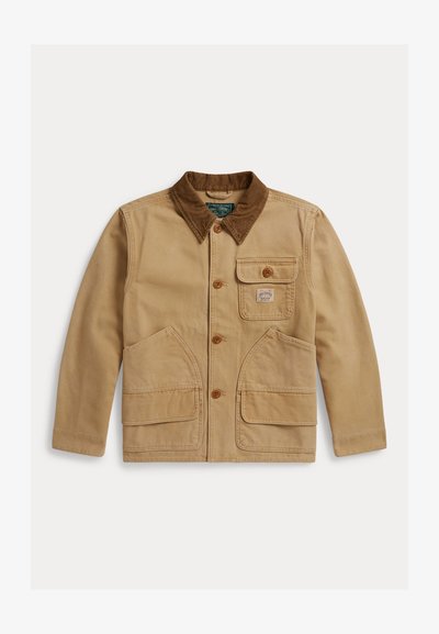 Chaqueta de trabajo color tostado con cuello de pana, cuatro botones frontales, un bolsillo en el pecho con botón y dos grandes bolsillos parche delanteros.