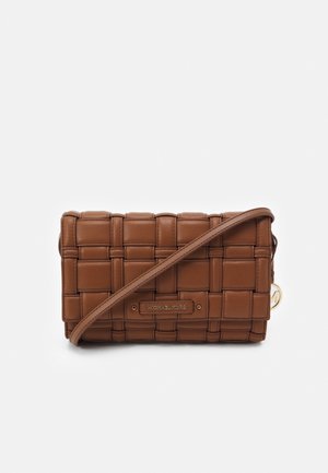 Bruine leren crossbodytas met geweven vierkant motief en smalle band, met een klein gouden logoplaatje aan de voorkant.