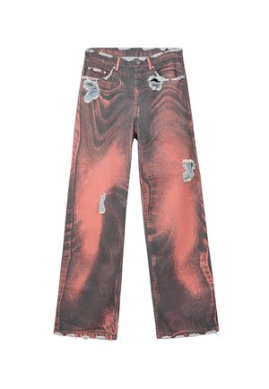 Spodnie dżinsowe o szerokich nogawkach z efektem tie-dye w kolorach czarnym i koralowym, z przetarciami na kieszeniach, udach i kolanach.
