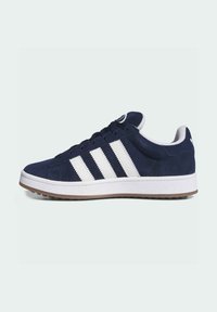 Sneakers in suede blu navy con tre strisce bianche, una suola in gomma bianca e un colletto imbottito alla caviglia per comfort e supporto.