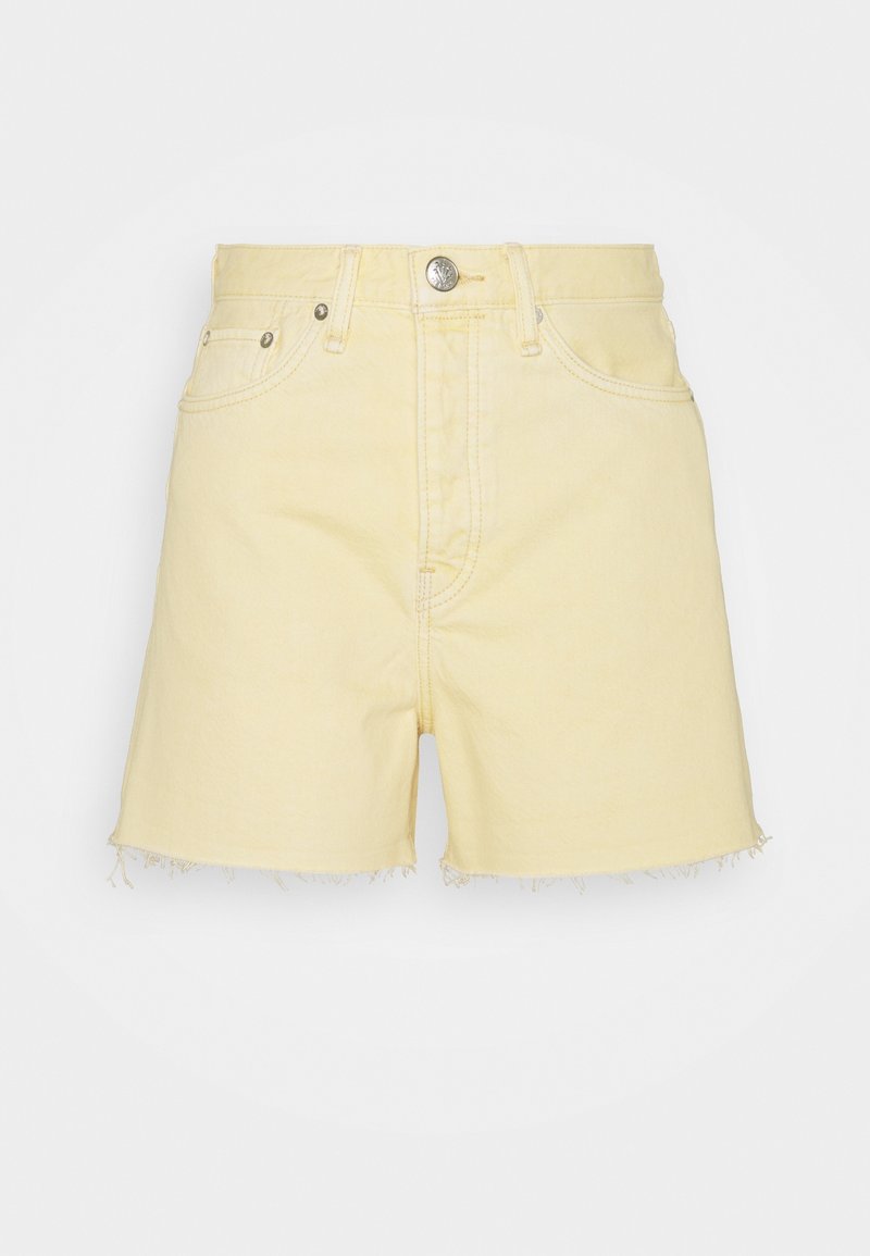 Żółte, wysokowalne szorty z denimu z postrzępionymi brzegami, z przodu na guziki, z suwakiem i pięciokieszeniowym fasonem, przedstawione na jednolitym jasnym tle.