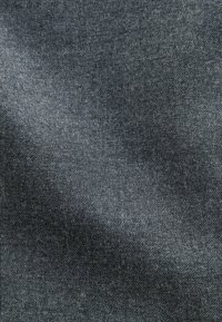 Tessuto grigio scuro con texture, con un sottile motivo a trama diagonale e pieghe morbide che creano variazioni di luce e ombra.